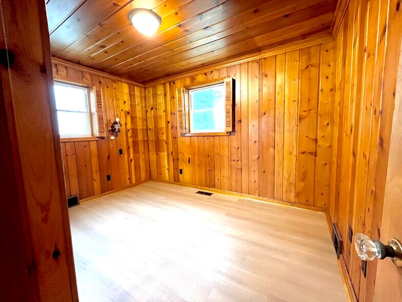 Building Photo - 706 Grand Ave NE