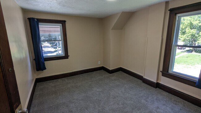 Building Photo - Spacious 4-bedroom, 1.5-bath home in Akron