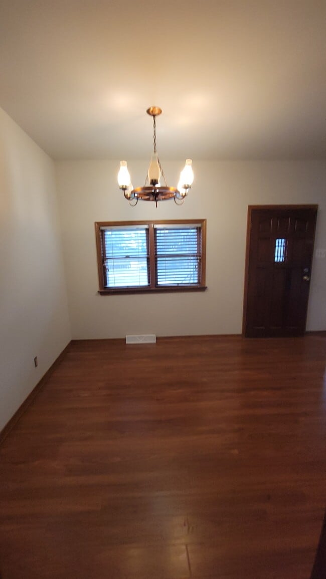 Building Photo - 569 Lakeside Ave