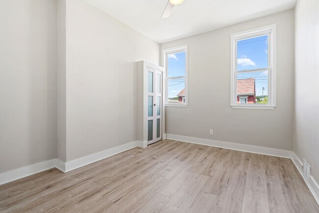 Building Photo - Freshly Renovated 2 Bedroom in Bloomfield available NOW!