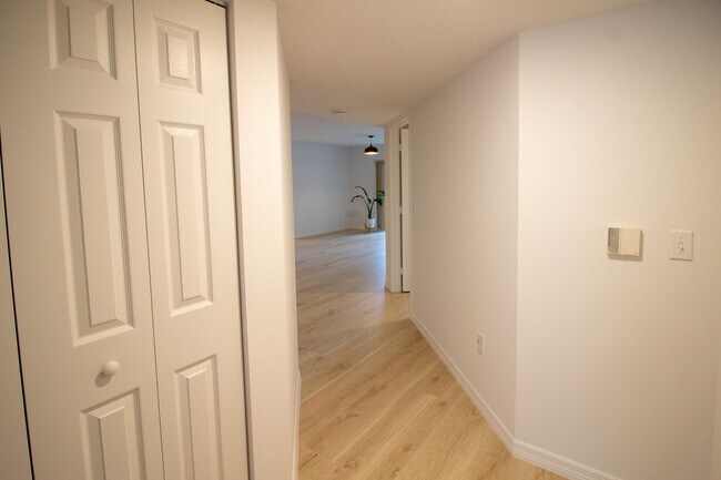 Building Photo - 1200 Crestwood Ct S