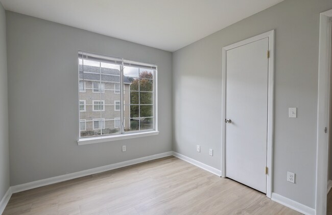 Building Photo - 524 University Place