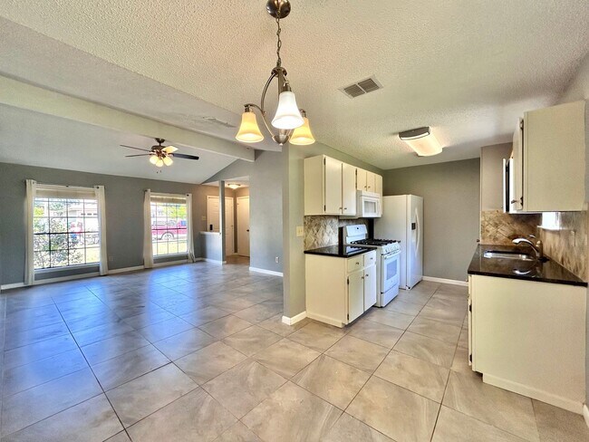 Building Photo - Nice & Cozy 2/BR 1/BA Home with Fenced Yar...