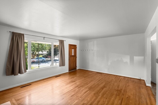 Building Photo - Charming 3-Bedroom Bungalow on Large Fenced Lot