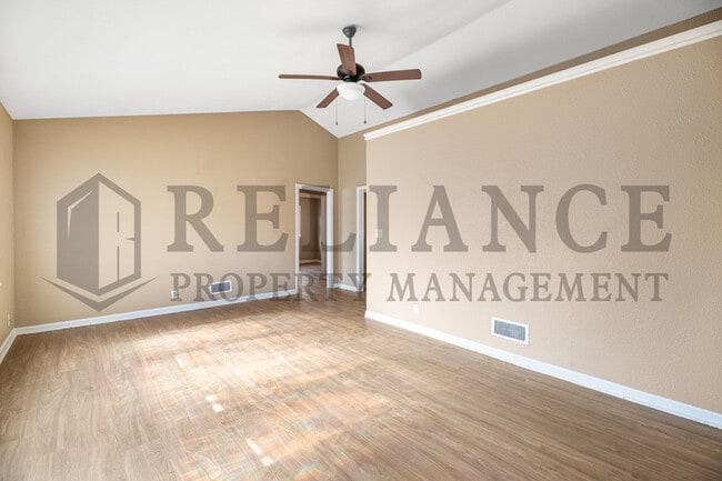 Building Photo - 2118 E 1st St N