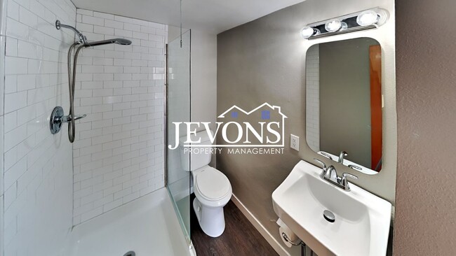 Building Photo - Near Randall Park - Charming home with two kitchens and washer/dryer included!