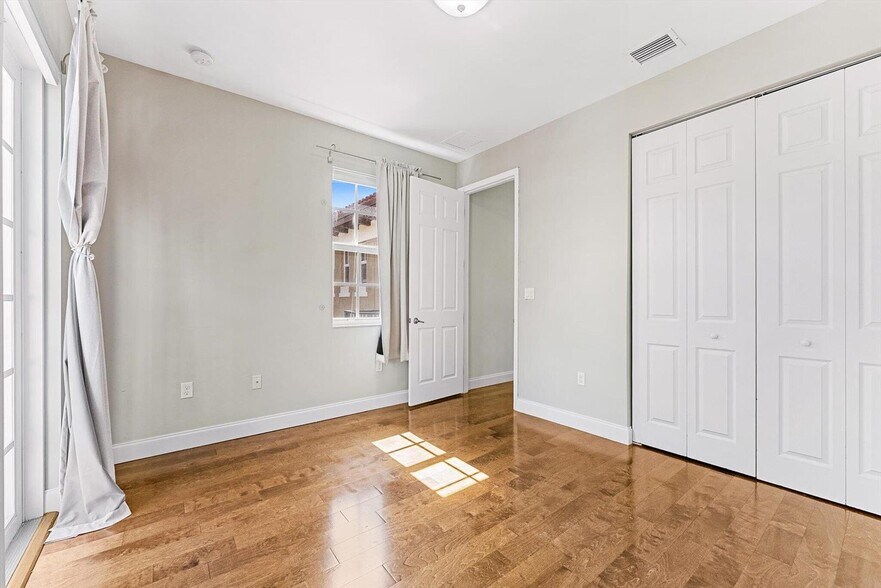 Building Photo - 6884 Julia Gardens Dr