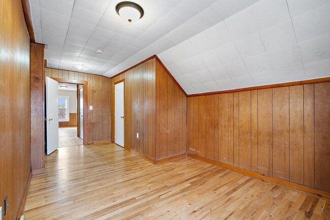 Building Photo - 2 Sutherland St