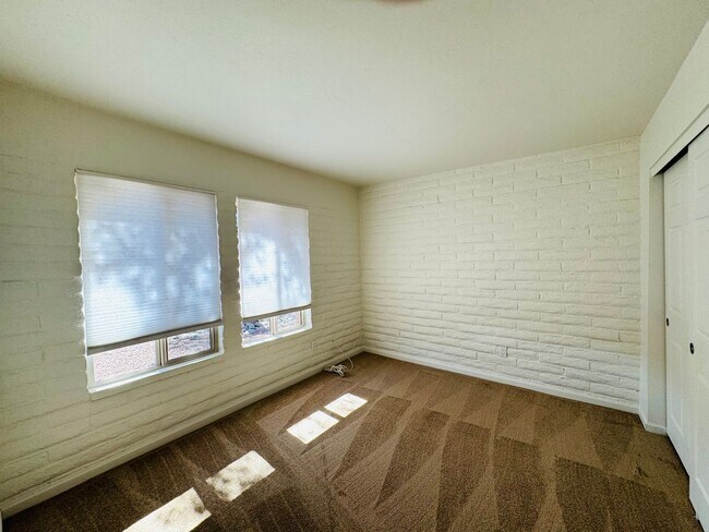 Building Photo - Beautiful Townhome in Great Eastside Location