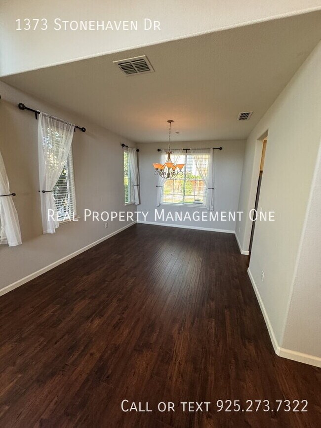 Building Photo - 1373 Stonehaven Dr