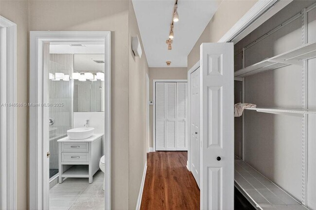 Building Photo - 539 Menendez Ave