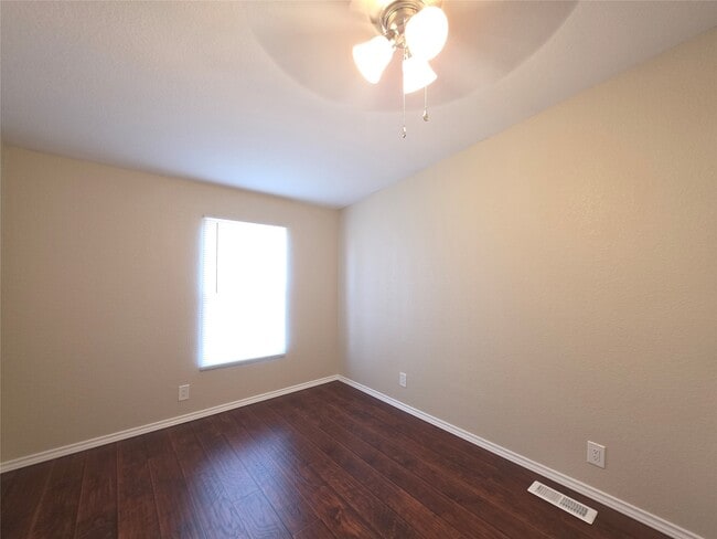 Building Photo - 9 Ridgeway Dr