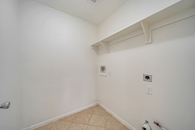 Building Photo - 18439 Sunrise Oaks Ct