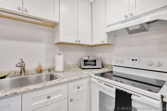 Building Photo - 825 Normandy Trail