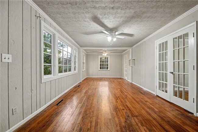 Building Photo - 2008 Shalimar Dr NE