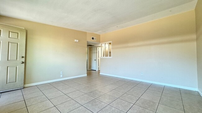 Building Photo - Treat3144-3146