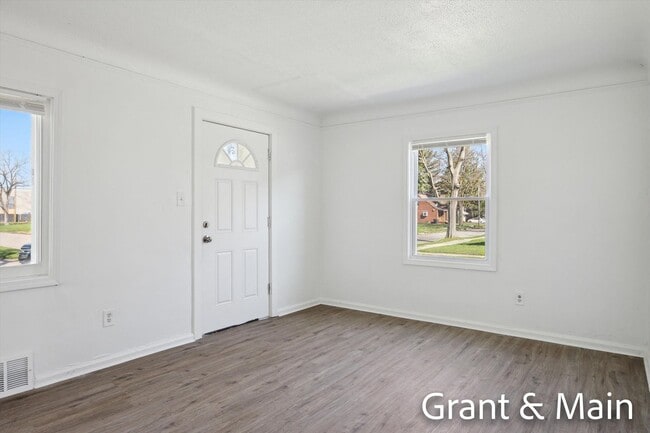 Building Photo - $1249 3 bedroom bungalow