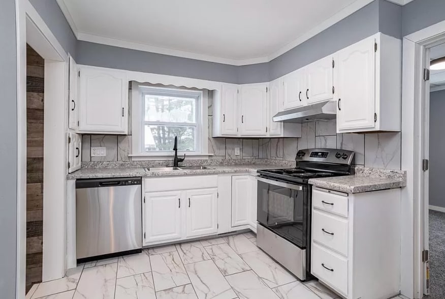 Building Photo - 801 Lake View Dr