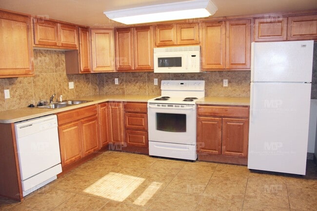 Building Photo - Two Bedroom Duplex with Parking!