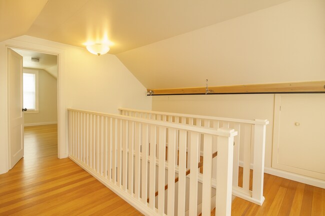 Building Photo - Charming Bend Home with Spacious Bonus Roo...