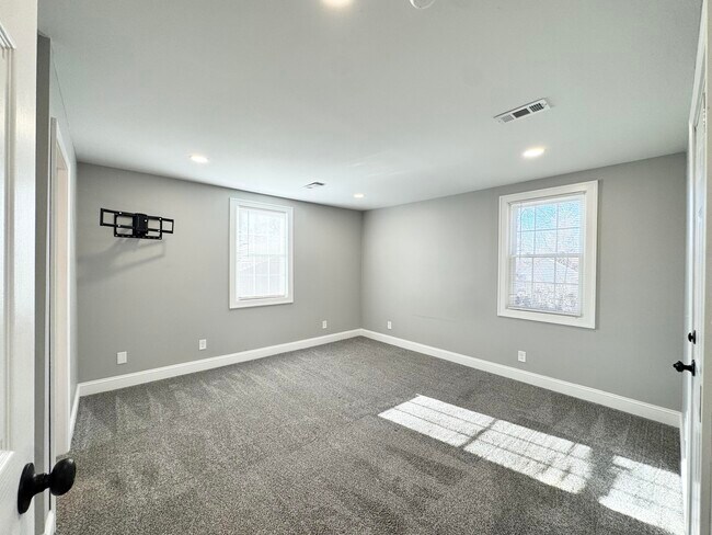 Building Photo - 353 Sherman Ave