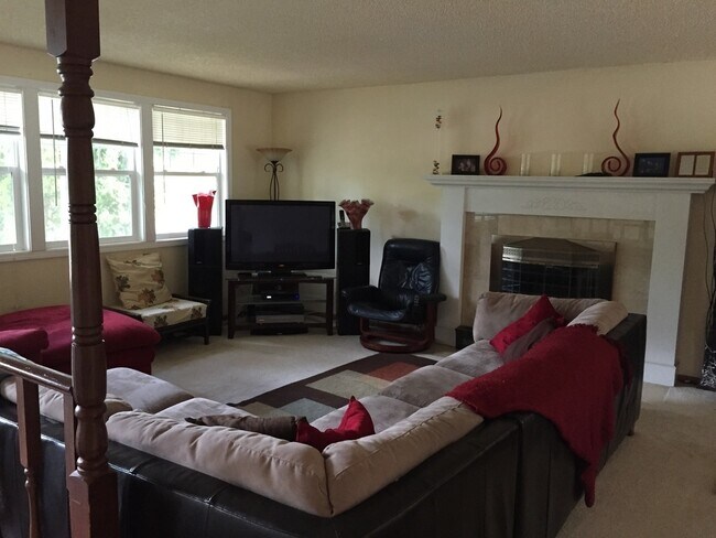Building Photo - Charming 4 Bed 2 Bath Home in Wedgewood