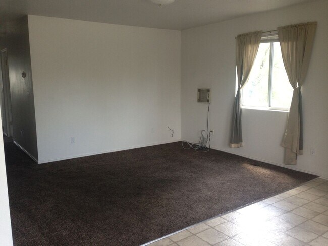 Building Photo - Ground Level Apartment