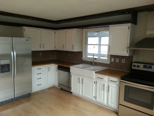 Building Photo - 4 Bedroom Ranch Style Home - Woodgate Subdivision