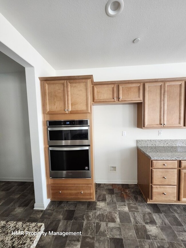 Building Photo - Beautiful two story 5 bedroom in ontario R...