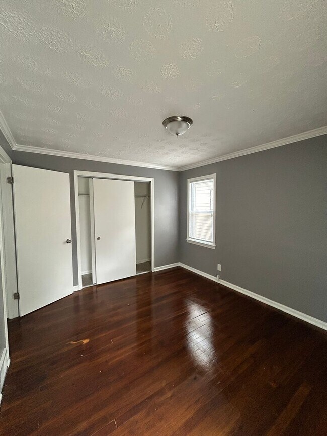 Building Photo - Spacious 3-Bedroom, 2-Bath House in South Euclid
