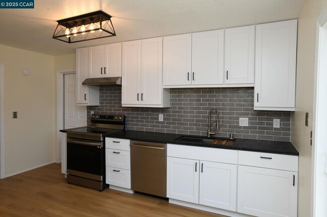 Building Photo - 555 Willow Ct