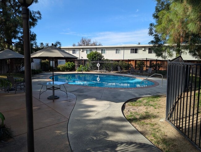 Building Photo - 2nd Floor Condo Available Now - Great Location!