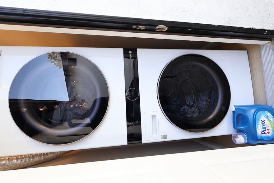 Building Photo - 8356 Adams St