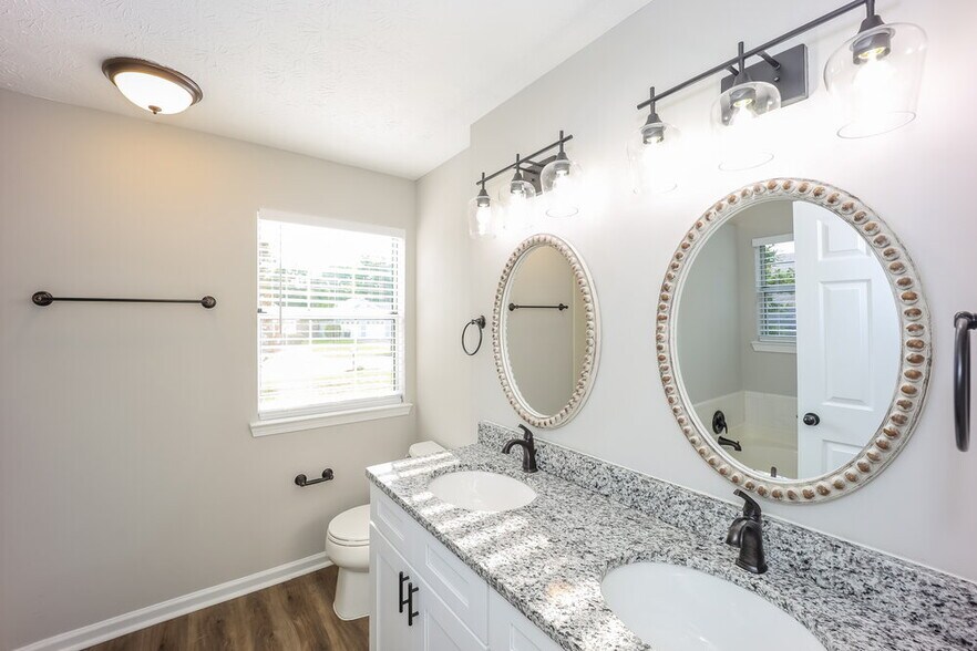 Building Photo - 320 Emerald Green Ct