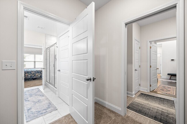 Building Photo - 525 Bloomington Trce