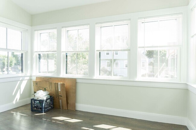 Building Photo - Allston 3 Bed / 2 Bath – 1,350 Sq Ft – W/D in Unit – 9/1