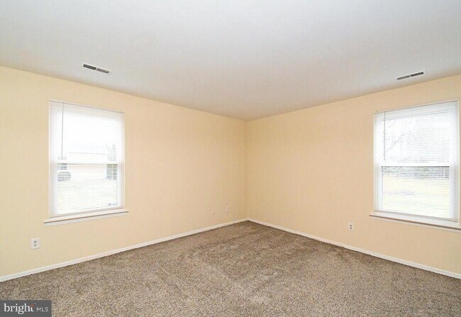 Building Photo - 592 Wrensong Rd