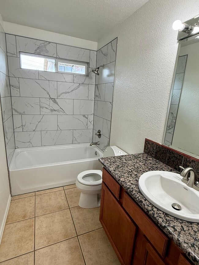 Building Photo - Beautiful 3 bedroom 2 bath house!