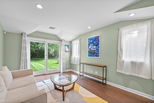 Building Photo - 926 Norgate Dr