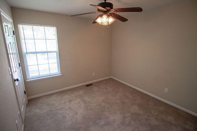 Building Photo - 1329 Valley Creek Ln