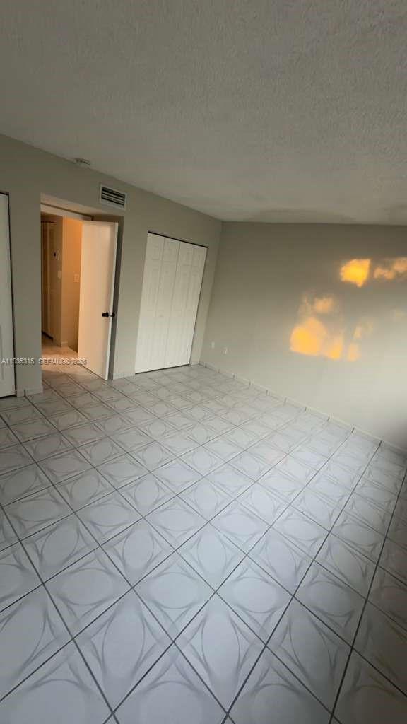 Building Photo - 1750 W 56th St