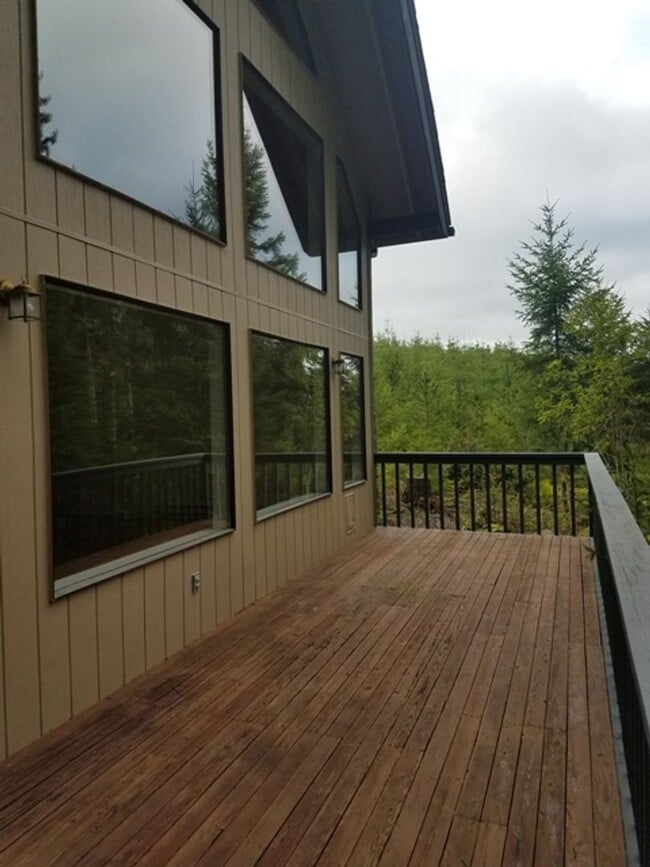 Building Photo - Beautiful home located on Emerald Lake