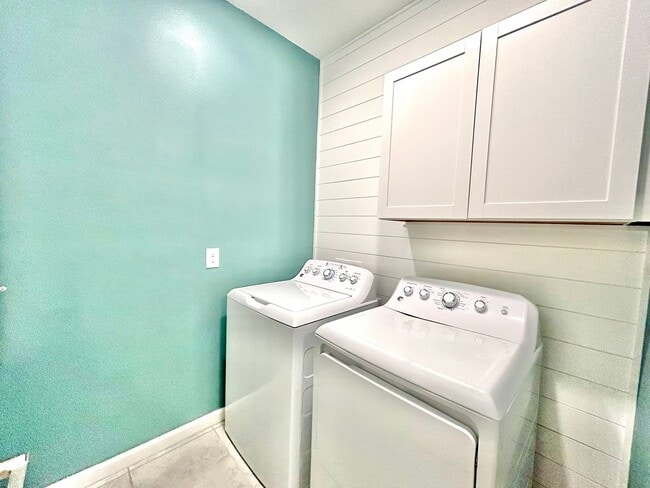 Building Photo - Upscale 3Beds/2.5Baths Townhouse living in...