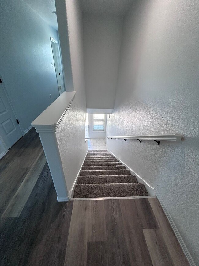 Building Photo - COX-NORTHRIDGE DR-2