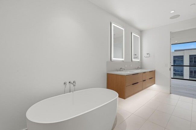 Building Photo - 4849 N Camelback Rdg Dr