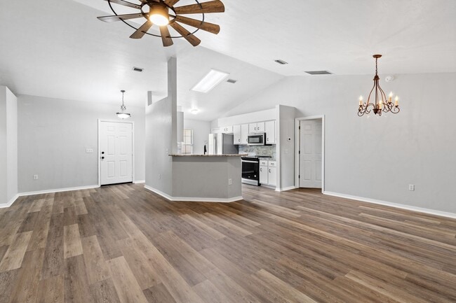 Building Photo - Experience a breezy lifestyle in the convenient Eagle Point subdivision!