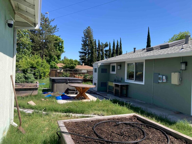 Building Photo - 6815 Harmon Dr