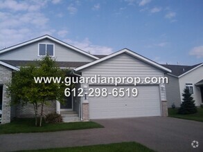 Building Photo - Townhouse Available May 1, Vaulted Ceiling...