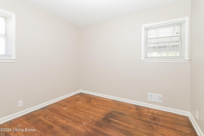 Building Photo - 1136 Lone Oak Ave