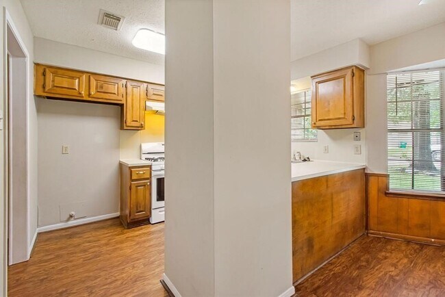 Building Photo - 2106 Rycroft Dr